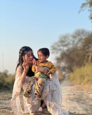 Divya Sharma Instagram - देखा हज़ारो दफ़ा आपको फिर बेकरारी कैसी है❤️🪕
#divyaofficial09 
#diamondsofdivya