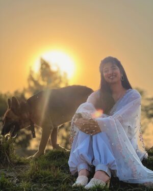 Divya Sharma Instagram - देखा हज़ारो दफ़ा आपको फिर बेकरारी कैसी है❤️🪕
#divyaofficial09 
#diamondsofdivya