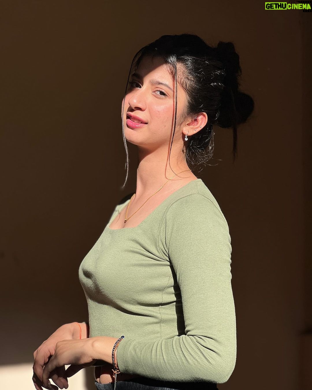 Divya Sharma - 157.5K Likes - 🦚🍃𝙏𝙖𝙞𝙣𝙪 𝙏𝙖𝙠𝙚𝙮𝙖𝙖𝙣 𝙗𝙞𝙣𝙖 𝙣𝙖𝙮𝙞 𝘿𝙞𝙡 𝙧𝙖𝙟𝙙𝙖 🍃🦚
#divyaofficial09
#diamondsofdivya