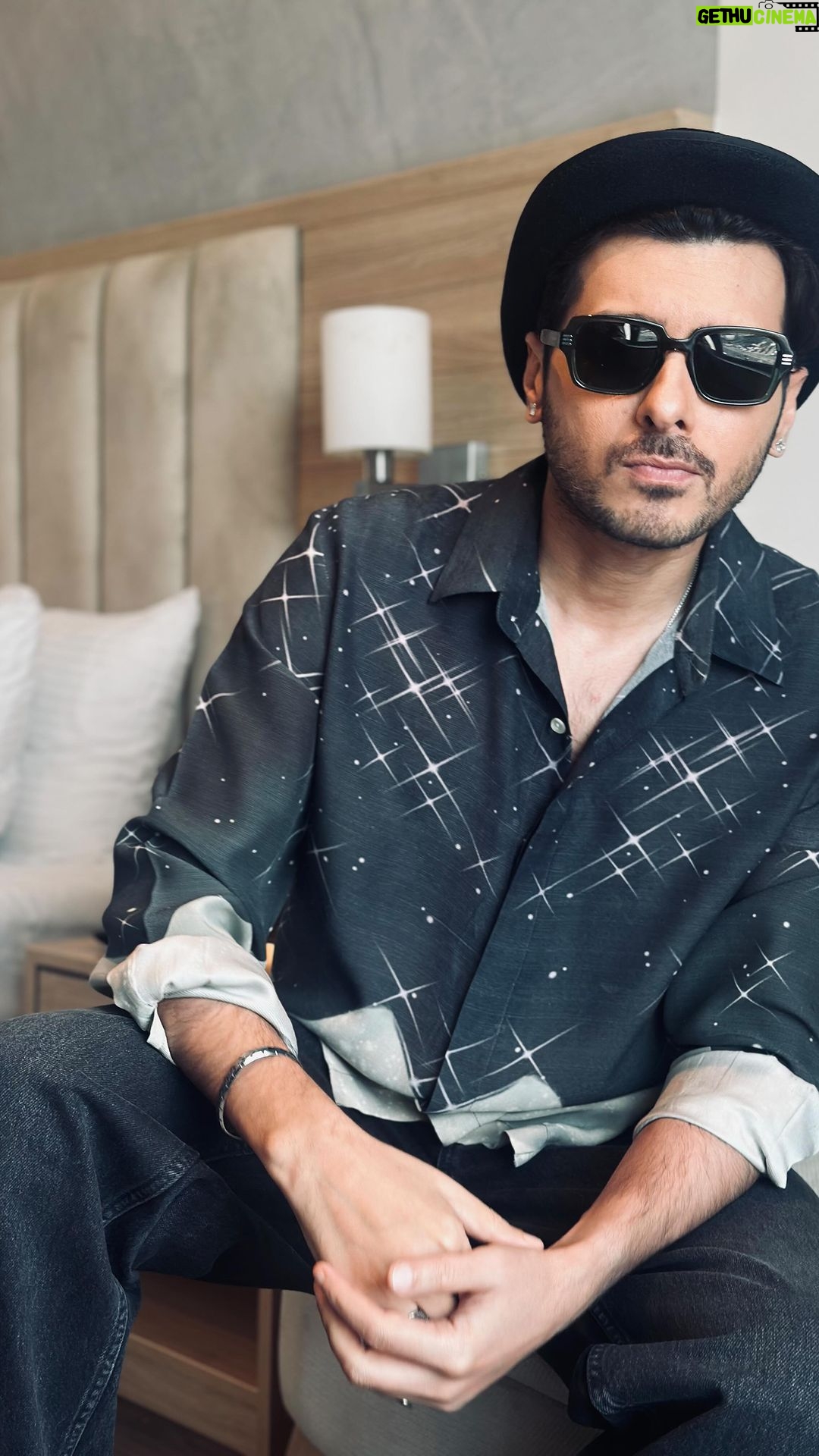 Divyenndu Instagram - PUNE was LIT 🔥🔥🔥Super Energy.. BOHOT BHAARI #madgaonexpress releasing 22nd MARCH only in THEATRES Shirt- @koytoyboy Boots - @allsaints Styled by - @styledbychandani @style.cell Style team - @astha_kothari Fashion intern - @bedazzledbygk