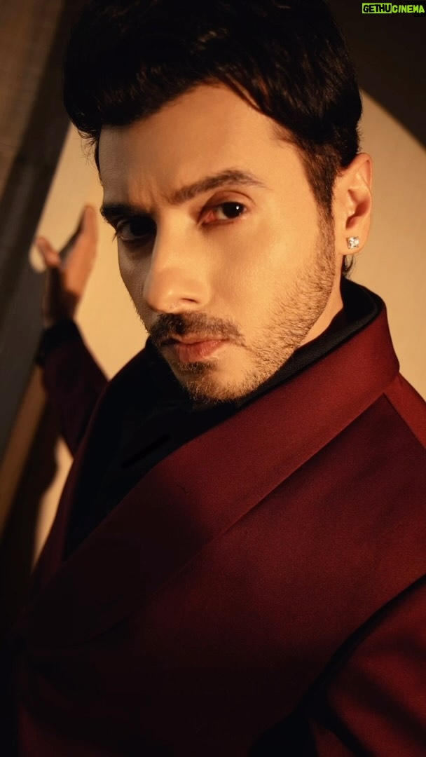 Divyenndu Instagram - Yeh Laal Rang…. Wearing @designervivekgupta Styled by @styledbychandani Team @sanjamkaur92 @astha_kothari Intern @__.yashika.__ Makeup - @jatin_veerkar Hair Artist - @hairplaywitshabby Photographer- @banjaariii Delhi दिल्ली