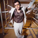 Divyenndu Instagram - Clicko!!! The Railway Men promotions!!! Shirt: @zara Suit: @nm_design_studio Shoes: @zara Styled by: @dhruvadityadave Hair by: @hairplaywitshabby Make up by: @jatin_veerkar Style team: @deatickoo @kenisha_shah