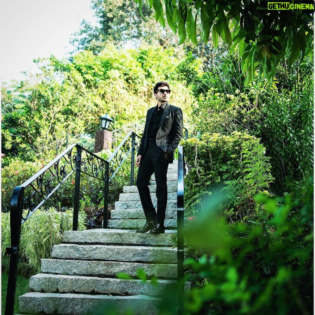 Divyenndu Instagram - IFFI, Goa for THE RAILWAY MEN @netflix_in @yrf Wearing @nm_design_studio Styled by @styledbychandani Team @sanjamkaur92 @astha_kothari Intern @__.yashika.__ Makeup - @jatin_veerkar Hair Artist - @hairplaywitshabby Photographer- @sharmaxrishabh @lucidspectrums Best Man - @jitendras16