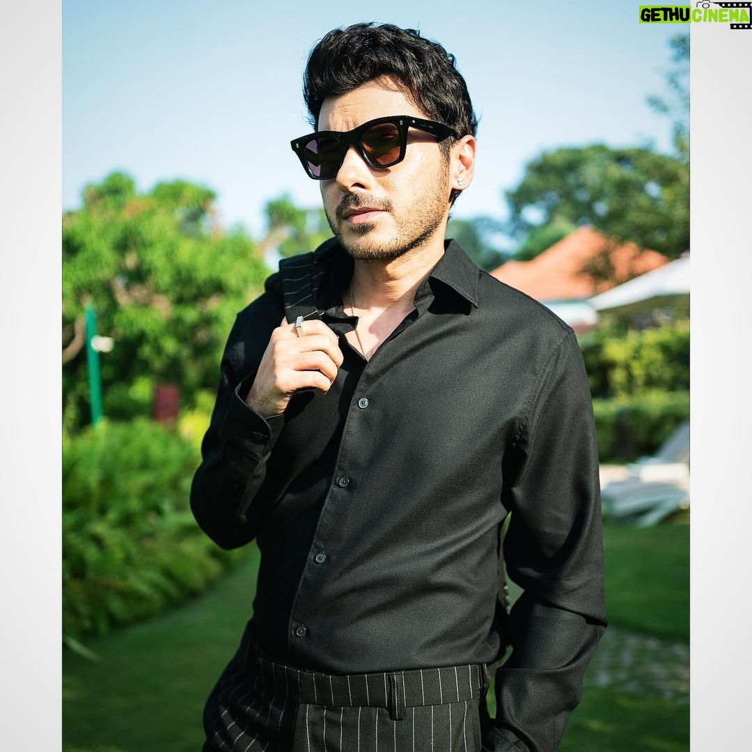 Divyenndu Instagram - IFFI, Goa for THE RAILWAY MEN @netflix_in @yrf Wearing @nm_design_studio Styled by @styledbychandani Team @sanjamkaur92 @astha_kothari Intern @__.yashika.__ Makeup - @jatin_veerkar Hair Artist - @hairplaywitshabby Photographer- @sharmaxrishabh @lucidspectrums Best Man - @jitendras16