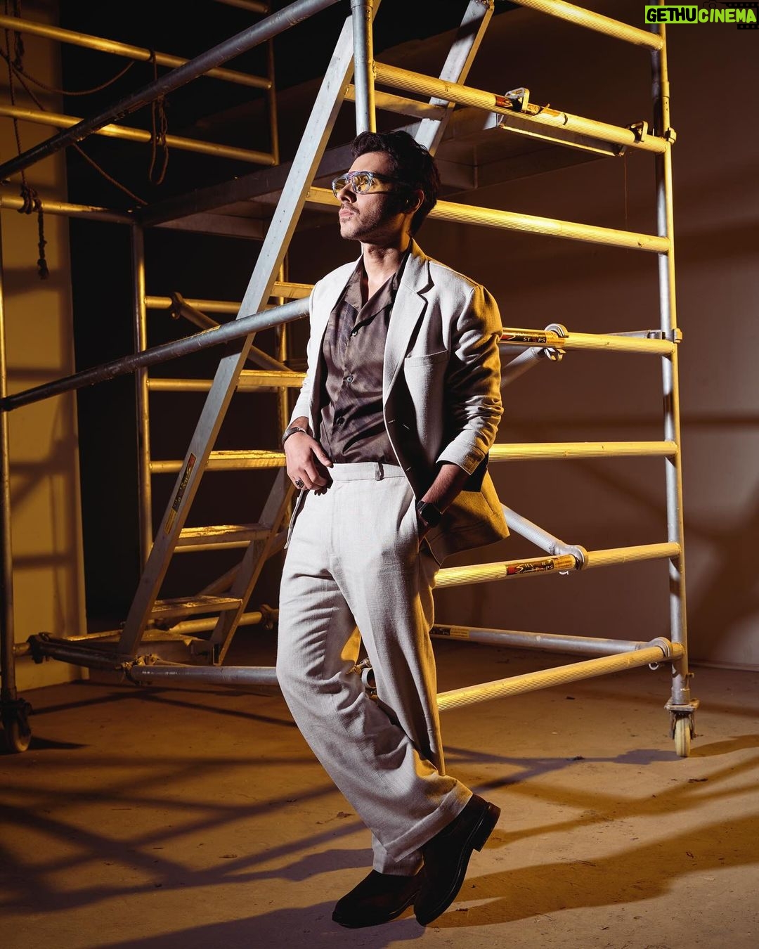 Divyenndu Instagram - Clicko!!! The Railway Men promotions!!! Shirt: @zara Suit: @nm_design_studio Shoes: @zara Styled by: @dhruvadityadave Hair by: @hairplaywitshabby Make up by: @jatin_veerkar Style team: @deatickoo @kenisha_shah