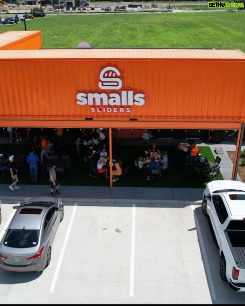 Drew Brees Instagram - Smalls Sliders in Lafayette, LA is open and crushing it!!! Line around the block for the best sliders in the world! Come see us! @smalls_sliders