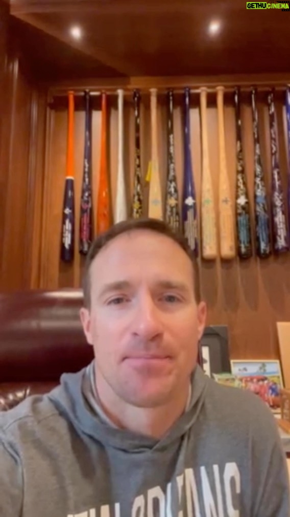 Drew Brees Instagram - I’m so excited to join @TeamMSTRD In the Kitchen on March 14th at 7 PM ET to kick off their 11-week football course! I’ll talk about how to maximize your potential as a quarterback and how to be an effective leader on and off the field. I’ll also be taking live questions! The 11-week course will be led by my long time mentor @TomHouse and Adam Dedeaux of @train3dqb. It will address all the mechanical variables of throwing a football and the footwork needed to do so well and efficiently—the same variables I worked on with Tom, and which you can assess and track using the Mustard app. Register at link in bio.