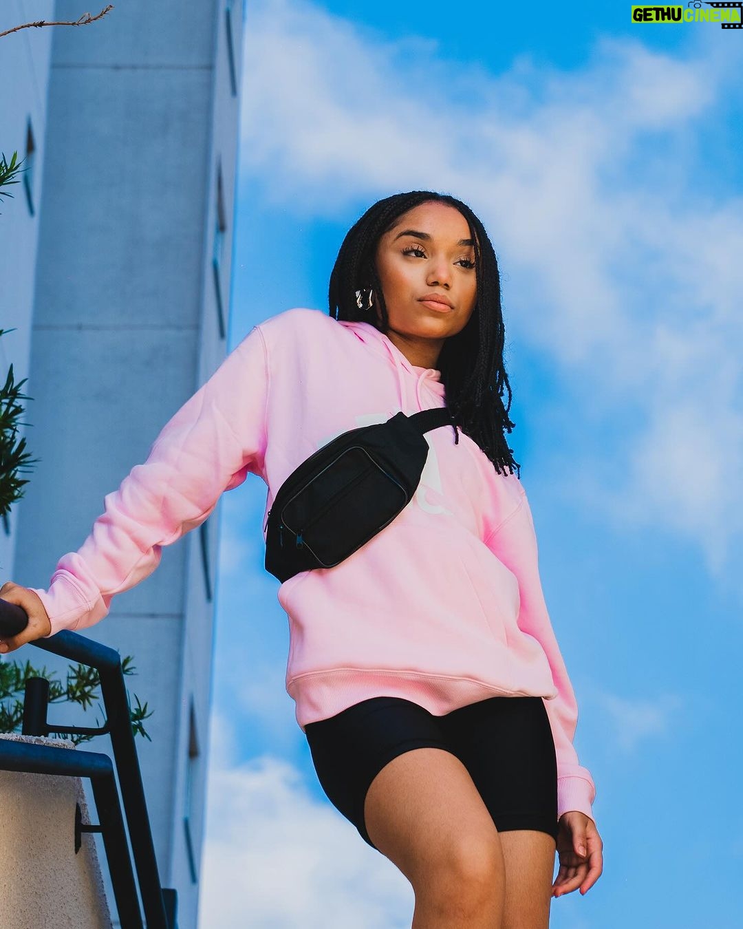 Duda Pimenta Instagram - Quer arrasar na moda Comfy com as melhores marcas e os melhores looks sem abrir mão do conforto? Então corre já pro @mercadolivremoda meu amô ✨ Só lá você encontra tudo que precisa para montar os looks mais estilosos, confortáveis e arrasar nessa tendência que chegou pra ficar. Se liga só nessas combinações que eu fiz, tudo né? Já comenta qual você curtiu mais e todos eles vc encontra no Mercado Livre 💛 #ChegouChegando #ModaNoBBB #publicidade