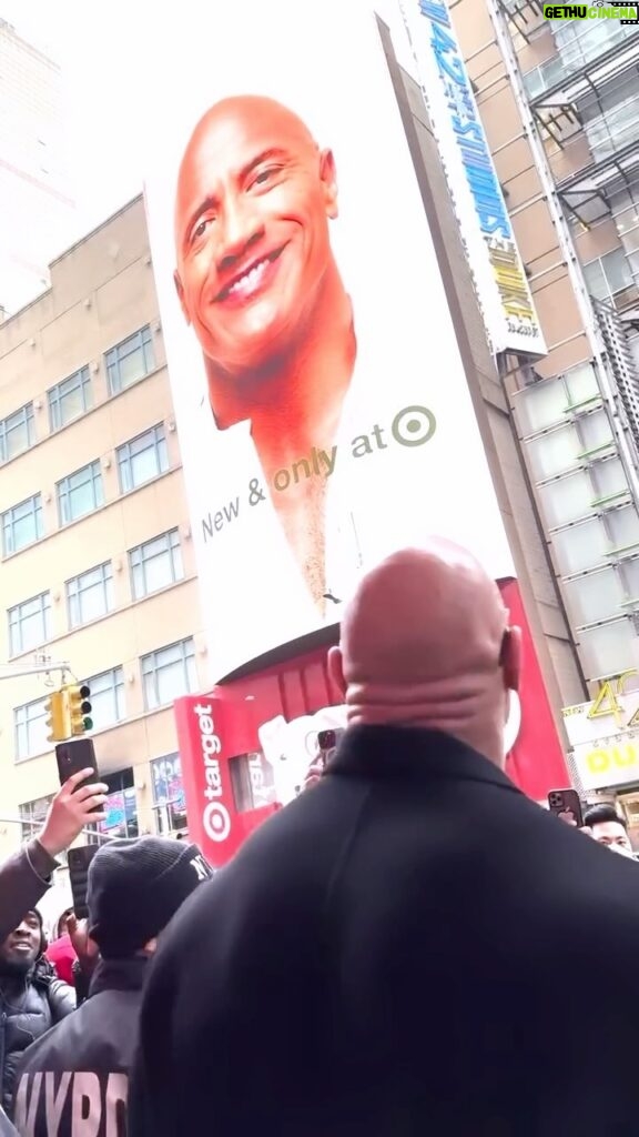 Dwayne Johnson Instagram - A TIMES SQUARE SURPRISE celebrating @PAPATUI_ being AVAILABLE NOW in ALL @TARGET STORES NATIONWIDE 🇺🇸 🧼🧴🚿👊🏾 This huge ass PAPA billboard, the electric crowd, their amazing energy — and the MANA surrounding us. this kinda stuff always feels SURREAL to me in these intense and awesome moments. THANK YOU NYC! Enjoy your PAPA! ✅ PAPATUI.com ✅ Target.com/PAPATUI 📍 ALL Target stores NATIONWIDE 📍