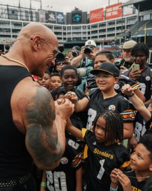 Dwayne Johnson Instagram - Felt the strong mana all weekend as we launched our @UFL ✨🏈

Onward. 

#UnitedFootballLeague 
#season1 
@foxsports 
@espn 

📸 • @flanneryunderwood