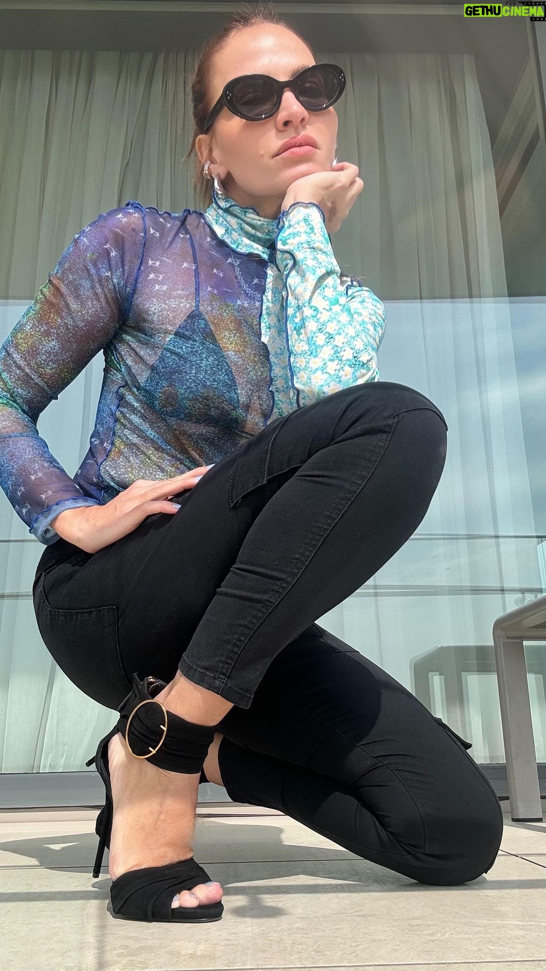 Ebru Akel Instagram - Güneşe aldanmayalım 😎 gerçi mevsim kış ama şurada yaza ne kaldi mesaji içeriyor! 😎 @gokcenarikan #cizgimiz belli 🙂