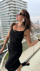 Ebru Akel Instagram - My day , birthday 🎂 Yeni yasima guzel dileklerle 🎉Harika biryerde , muthis sürprizlerle 🤍 Raffles Istanbul