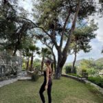 Ebru Akel Instagram - Kendi ormaninda koybolmak , özgürce doğa ve müzikle kalmak. Özetle yine en sevdiğim öğretiyi hatırlamak gerek bazen ; Hayat gelecekte olmasını istediklerimizi oldurtmak için çaba sarfetme süreci değildir. İçinde bulunduğumuz anda yaşadıklarımıza verdiğimiz tepkileri barındırmayı öğrenme sürecidir.. Mutlu haftasonlari ✨
