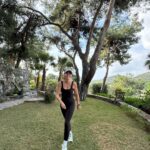 Ebru Akel Instagram - Kendi ormaninda koybolmak , özgürce doğa ve müzikle kalmak. Özetle yine en sevdiğim öğretiyi hatırlamak gerek bazen ; Hayat gelecekte olmasını istediklerimizi oldurtmak için çaba sarfetme süreci değildir. İçinde bulunduğumuz anda yaşadıklarımıza verdiğimiz tepkileri barındırmayı öğrenme sürecidir.. Mutlu haftasonlari ✨