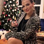 Ebru Akel Instagram - Sevdiklerim yanimda şükürler olsun, 2024 dilerim sevdiklerinizle , saglikla birlikte bereket ask sevgi dolu bir yil olsun 🙏🏻💫