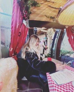 Ebru Akel Instagram - Ne güzel  bir gün ♥️ Oglum ve iki guzel dostum 🙏 @yeldabassarac @tulay_levenya_ 
Once @museum_fuenf_kontinente gezdik ve sonra Munih’in bu sezonda ozellikle kurulan Christmas marketler ve cok ozel vagonlarda yenilen tradisyonel yemekler ve ozel punch denilen icecekleri servis ediliyor. Ve muthis guzel bir duygu bu .., kar yagarken bu vagonlarda oturup izlemek ❄️☃️⛄️🌨️💫