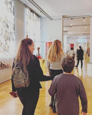 Ebru Akel Instagram - Ne güzel  bir gün ♥️ Oglum ve iki guzel dostum 🙏 @yeldabassarac @tulay_levenya_ 
Once @museum_fuenf_kontinente gezdik ve sonra Munih’in bu sezonda ozellikle kurulan Christmas marketler ve cok ozel vagonlarda yenilen tradisyonel yemekler ve ozel punch denilen icecekleri servis ediliyor. Ve muthis guzel bir duygu bu .., kar yagarken bu vagonlarda oturup izlemek ❄️☃️⛄️🌨️💫