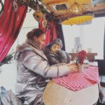 Ebru Akel Instagram - Ne güzel bir gün ♥️ Oglum ve iki guzel dostum 🙏 @yeldabassarac @tulay_levenya_ Once @museum_fuenf_kontinente gezdik ve sonra Munih’in bu sezonda ozellikle kurulan Christmas marketler ve cok ozel vagonlarda yenilen tradisyonel yemekler ve ozel punch denilen icecekleri servis ediliyor. Ve muthis guzel bir duygu bu .., kar yagarken bu vagonlarda oturup izlemek ❄️☃️⛄️🌨️💫 München Marienplatz