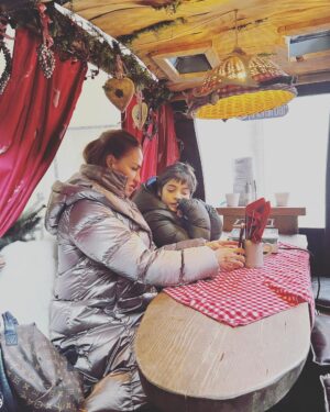 Ebru Akel Instagram - Ne güzel  bir gün ♥️ Oglum ve iki guzel dostum 🙏 @yeldabassarac @tulay_levenya_ 
Once @museum_fuenf_kontinente gezdik ve sonra Munih’in bu sezonda ozellikle kurulan Christmas marketler ve cok ozel vagonlarda yenilen tradisyonel yemekler ve ozel punch denilen icecekleri servis ediliyor. Ve muthis guzel bir duygu bu .., kar yagarken bu vagonlarda oturup izlemek ❄️☃️⛄️🌨️💫