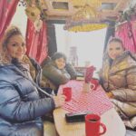 Ebru Akel Instagram - Ne güzel bir gün ♥️ Oglum ve iki guzel dostum 🙏 @yeldabassarac @tulay_levenya_ Once @museum_fuenf_kontinente gezdik ve sonra Munih’in bu sezonda ozellikle kurulan Christmas marketler ve cok ozel vagonlarda yenilen tradisyonel yemekler ve ozel punch denilen icecekleri servis ediliyor. Ve muthis guzel bir duygu bu .., kar yagarken bu vagonlarda oturup izlemek ❄️☃️⛄️🌨️💫 München Marienplatz