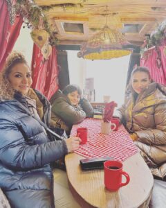 Ebru Akel Instagram - Ne güzel bir gün ♥️ Oglum ve iki guzel dostum 🙏 @yeldabassarac @tulay_levenya_ Once @museum_fuenf_kontinente gezdik ve sonra Munih’in bu sezonda ozellikle kurulan Christmas marketler ve cok ozel vagonlarda yenilen tradisyonel yemekler ve ozel punch denilen icecekleri servis ediliyor. Ve muthis guzel bir duygu bu .., kar yagarken bu vagonlarda oturup izlemek ❄️☃️⛄️🌨️💫 München Marienplatz