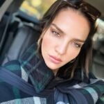 Ebru Akel Instagram - Nasil cektim ? ♥️ Once , Portre 📌 Stüdyo light 📌 Sag ust koseden isik 2.2 Derinlik 6 Rengi de ayarlayin ! Ozcekimde iyi isikla cikan sonuc 📌 Bir de kendinizi sevin tamamdir ♥️