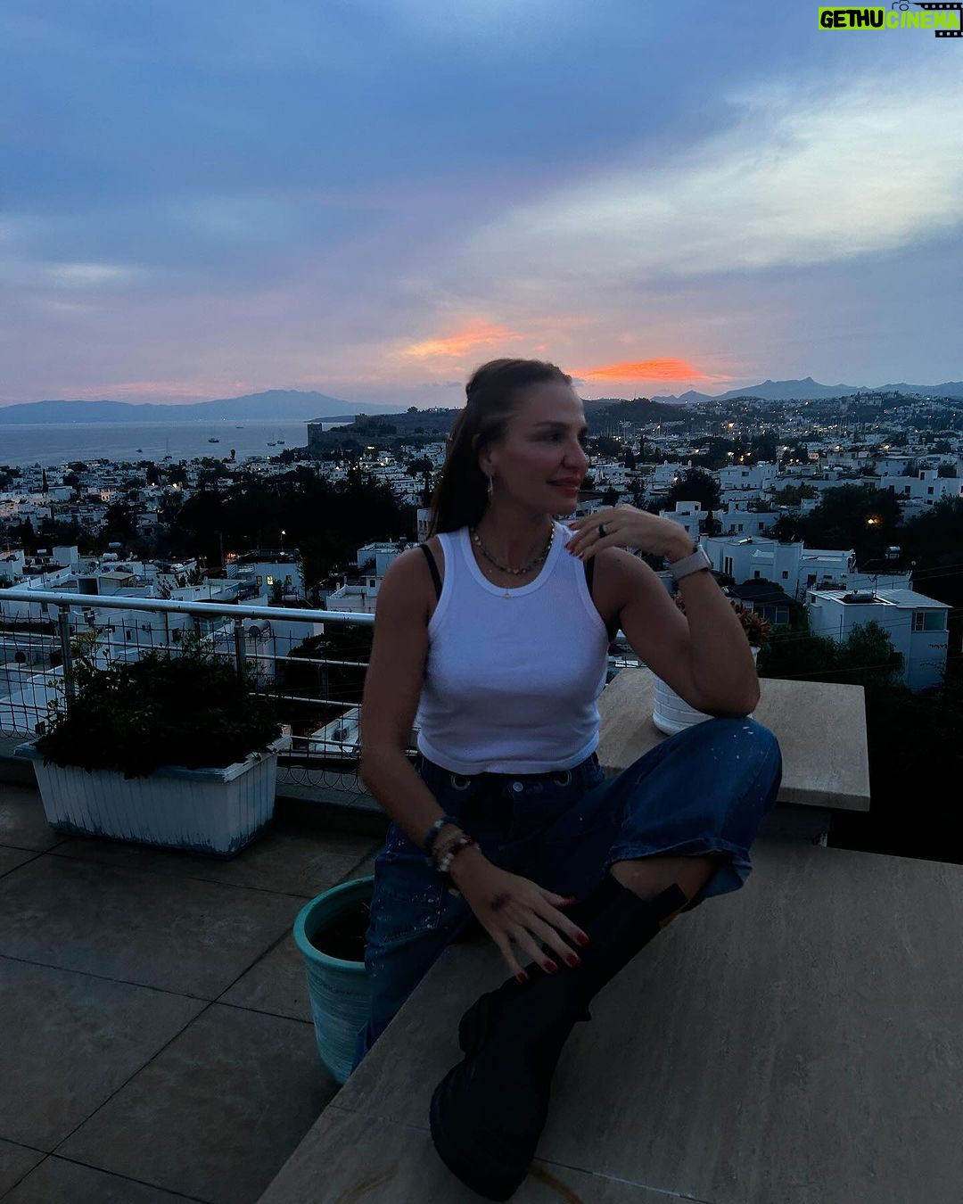 Ebru Akel Instagram - Cok sevdigim bir baska sahane yerdeyim.. Biraz nefes biraz doga biraz daha anlam hayata.. Bodrum, Mugla