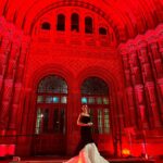 Ebru Akel Instagram – Bir rüya yasadik dun gece .. 
Cumhuriyetimizin 100. Yasinda muhtesem  bir mekanda  @natural_history_museum ‘da cok buyuk bir gurur ve coşkuyla sevgili partnerim @muratguloglutv ile bu gecenin sunuculuğunu üstlendik..
@tev.uk  icin yani genclerin egitimlerini  desteklemek icin, gelecek yuzyilin gencleri icin biraradaydik..
Coskumuz gururumuz sevgimiz tasiyordu adeta .. 🇹🇷🇹🇷🇹🇷♥️ Emegi gecen herkese tesekkurlerimle ♥️
#cumhuriyetimizin100.yili @muratguloglutv  @ipekdurkal @sulearinc @tev.uk @showtv 
@mehmettulusoy 

Elbise- @elifcigizoglu 
Mucevher -@karunjewellery 
Hair& make up @obliquebeautyhouse Natural History Museum, London