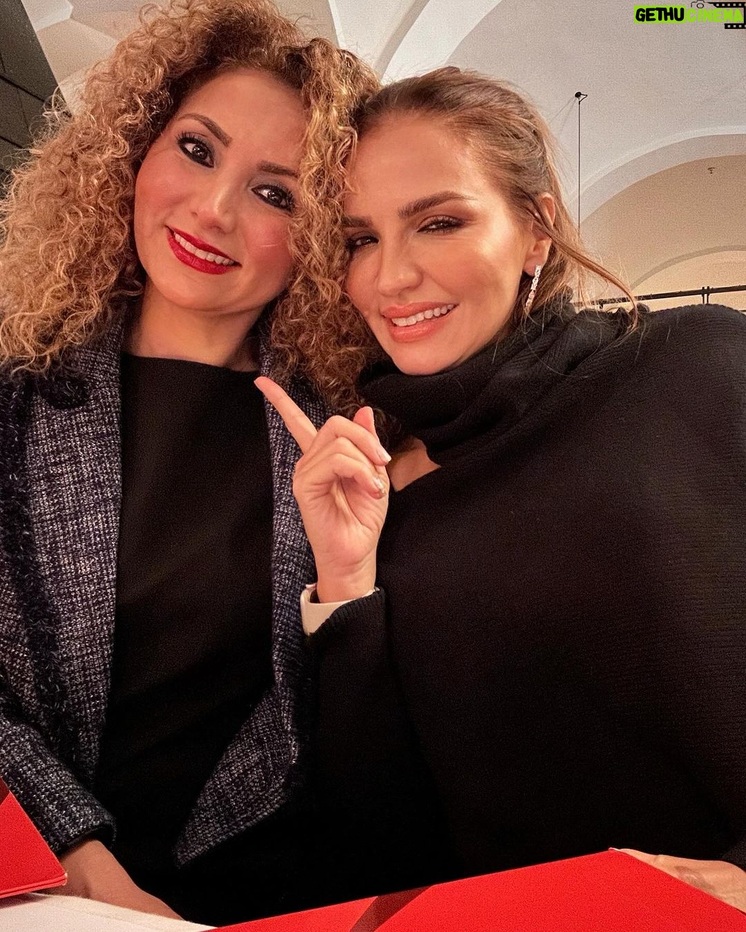 Ebru Akel Instagram - Munich 🎄w @tulay_levenya_ Brenner