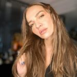 Ebru Akel Instagram - İste bu fotograftaki makyajımda kullandigim tüm ürünleri çektim sizin icin :) 🎄♥️ Goz alti - two faced - multi use @charlottetilbury 6 tan dore Far pillow talksdreams Stick allik @westmanatelier baby cheeks Rimel loreal lash paradise Goz kalemi @flormarturkiye bronze kahve Ruj @nars ıslak bitisli ruj ve golden rose parlatici Sac rengim kahve bal majirel :) #reklamdeğilöneri