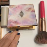 Ebru Akel Instagram - İste bu fotograftaki makyajımda kullandigim tüm ürünleri çektim sizin icin :) 🎄♥️ Goz alti - two faced - multi use @charlottetilbury 6 tan dore Far pillow talksdreams Stick allik @westmanatelier baby cheeks Rimel loreal lash paradise Goz kalemi @flormarturkiye bronze kahve Ruj @nars ıslak bitisli ruj ve golden rose parlatici Sac rengim kahve bal majirel :) #reklamdeğilöneri