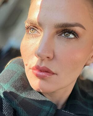 Ebru Akel Instagram - Nasil cektim ? ♥️
Once , 
Portre 📌
Stüdyo light 📌
Sag ust koseden isik 2.2
Derinlik 6 
Rengi de ayarlayin !
Ozcekimde iyi isikla cikan sonuc 📌
Bir de kendinizi sevin tamamdir ♥️