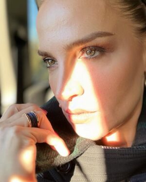 Ebru Akel Instagram - Nasil cektim ? ♥️
Once , 
Portre 📌
Stüdyo light 📌
Sag ust koseden isik 2.2
Derinlik 6 
Rengi de ayarlayin !
Ozcekimde iyi isikla cikan sonuc 📌
Bir de kendinizi sevin tamamdir ♥️