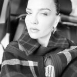 Ebru Akel Instagram - Nasil cektim ? ♥️ Once , Portre 📌 Stüdyo light 📌 Sag ust koseden isik 2.2 Derinlik 6 Rengi de ayarlayin ! Ozcekimde iyi isikla cikan sonuc 📌 Bir de kendinizi sevin tamamdir ♥️