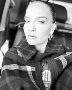 Ebru Akel Instagram - Nasil cektim ? ♥️ Once , Portre 📌 Stüdyo light 📌 Sag ust koseden isik 2.2 Derinlik 6 Rengi de ayarlayin ! Ozcekimde iyi isikla cikan sonuc 📌 Bir de kendinizi sevin tamamdir ♥️