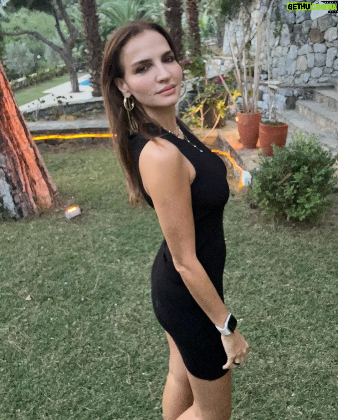 Ebru Akel Instagram - Hikayede kalmasin , zira hikaye derin 🧐