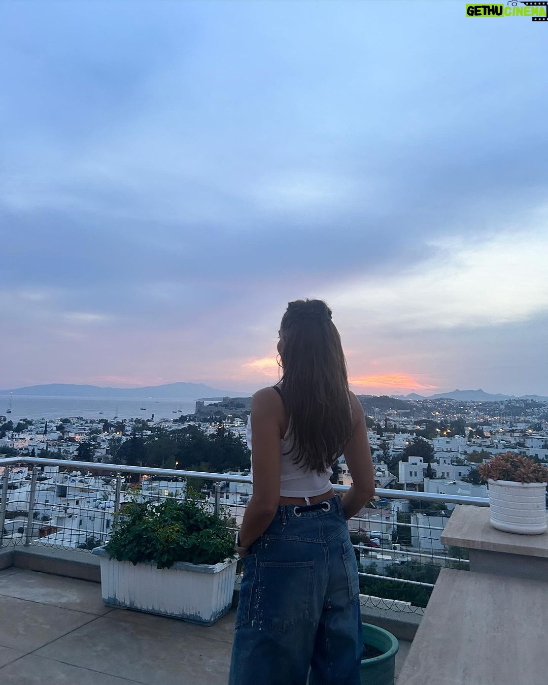 Ebru Akel Instagram - Cok sevdigim bir baska sahane yerdeyim.. Biraz nefes biraz doga biraz daha anlam hayata.. Bodrum, Mugla