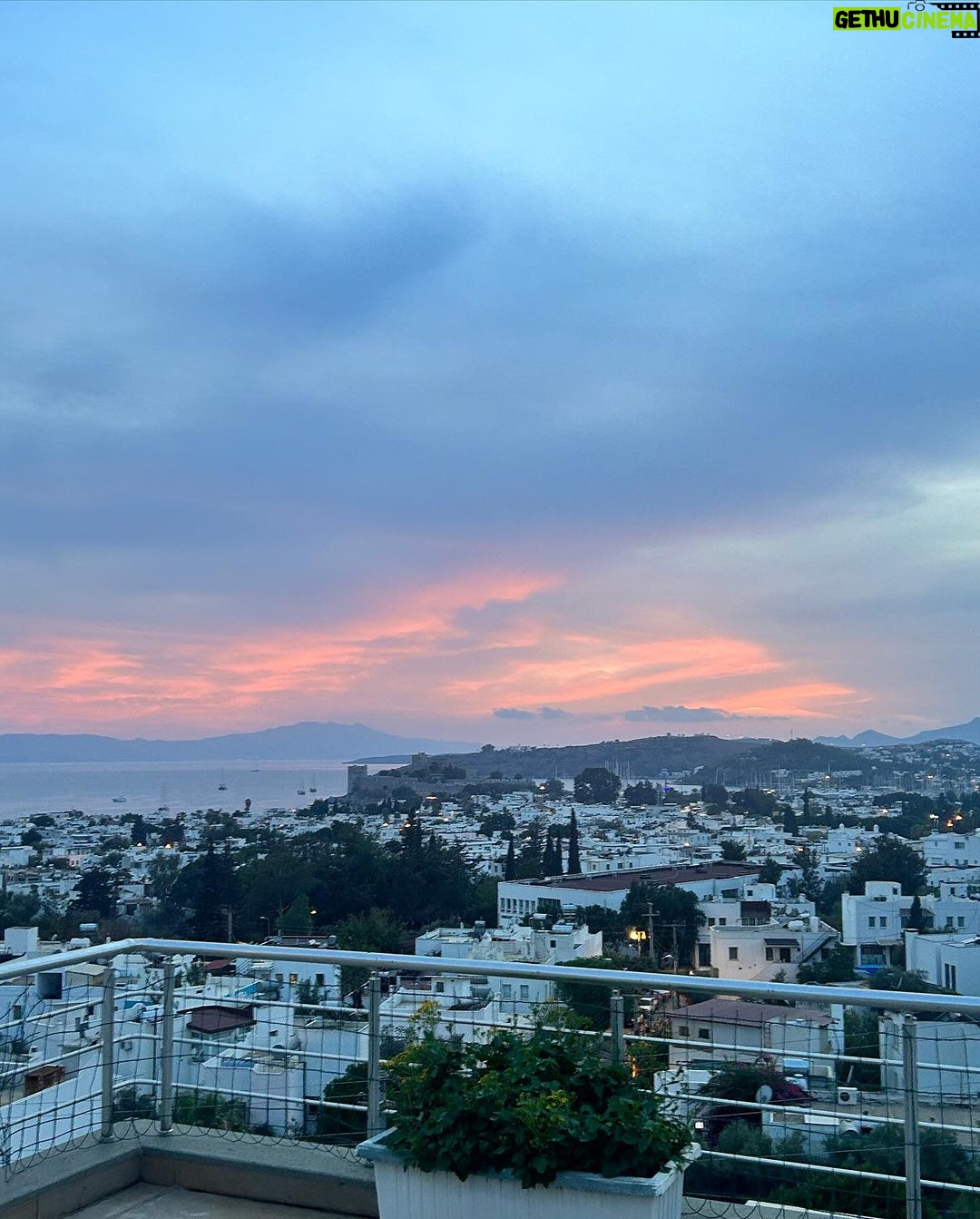 Ebru Akel Instagram - Cok sevdigim bir baska sahane yerdeyim.. Biraz nefes biraz doga biraz daha anlam hayata.. Bodrum, Mugla