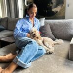 Ebru Akel Instagram - Ev 🏠 En sevdiğim yerdeyim . Bu arada evde en sevdiginiz köşe sizin icin neresi ? Benim icin herzaman sakin muzik ve bikac satırın olduğu halim ve tabi ki olmazsa olmazim 📺 televizyonum .. filmlerden programalara ; belgesellerden dizilere .. Yarin aksam ‘Kızılcık Serbeti ‘ var mesela :))
