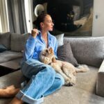 Ebru Akel Instagram - Ev 🏠 En sevdiğim yerdeyim . Bu arada evde en sevdiginiz köşe sizin icin neresi ? Benim icin herzaman sakin muzik ve bikac satırın olduğu halim ve tabi ki olmazsa olmazim 📺 televizyonum .. filmlerden programalara ; belgesellerden dizilere .. Yarin aksam ‘Kızılcık Serbeti ‘ var mesela :))
