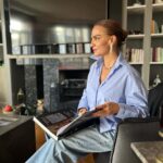 Ebru Akel Instagram - Ev 🏠 En sevdiğim yerdeyim . Bu arada evde en sevdiginiz köşe sizin icin neresi ? Benim icin herzaman sakin muzik ve bikac satırın olduğu halim ve tabi ki olmazsa olmazim 📺 televizyonum .. filmlerden programalara ; belgesellerden dizilere .. Yarin aksam ‘Kızılcık Serbeti ‘ var mesela :))