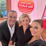Ebru Akel Instagram – Sevginiz tam kalbimde🧡🧡🧡 Cok teşekkür ediyorum ve bu gururla  bir kez daha değerli izleyicilerimizle bizi bulusturan @showtv ‘ye değerli @ipekdurkal ‘a sahane ic yapimlar ekibimize sevgili yonetmenimiz icerik uzmanimiz @doganaytoksozoglu na ic yapimlarin basi  @drkakn a  fotograflarda olan olmayan herkese ama herkese binlerce teşekkürler 🤩 
Nicelerine 🤩🧿🧿🧿🧿 @muratguloglutv 

Canim ekibim
@damla743 
@anilnomer 
@ozgemerve1