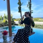 Ebru Akel Instagram – Siz de gökyüzünü resmedip içinde kaybolanlardan misiniz ? Hayal dünyasi herzaman genis olan benim gibi güneşin ışıltısında , güzel bir melodinin sesinde mutlu olabilmeyi secenlere gelsin 💙
Mutlu pazarlar.. 
#kibris 
Bu arada nerede oldugumu soranlara yakinda 💙 Maldives Homes