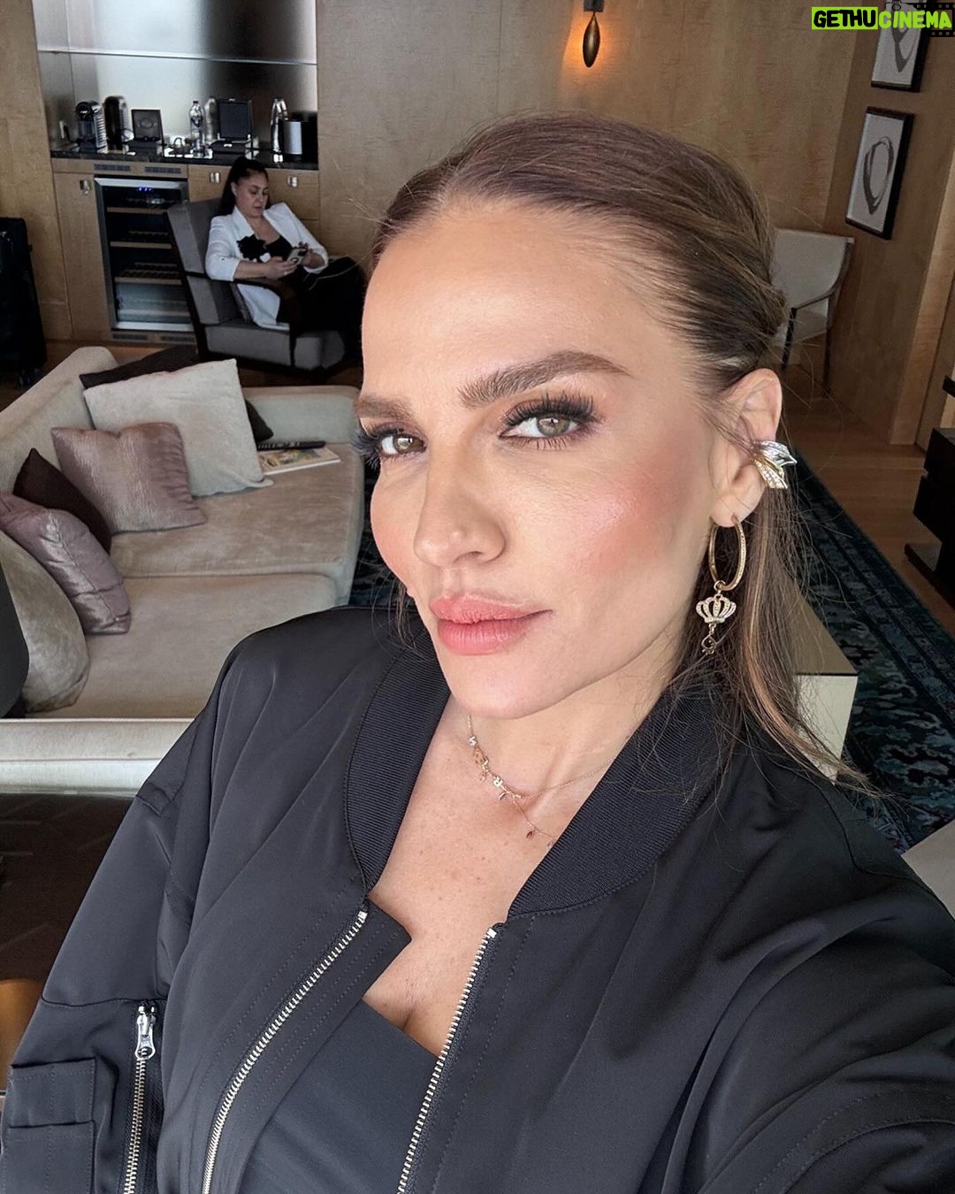 Ebru Akel Instagram - Bu günün hikayesi burada kalsin ..