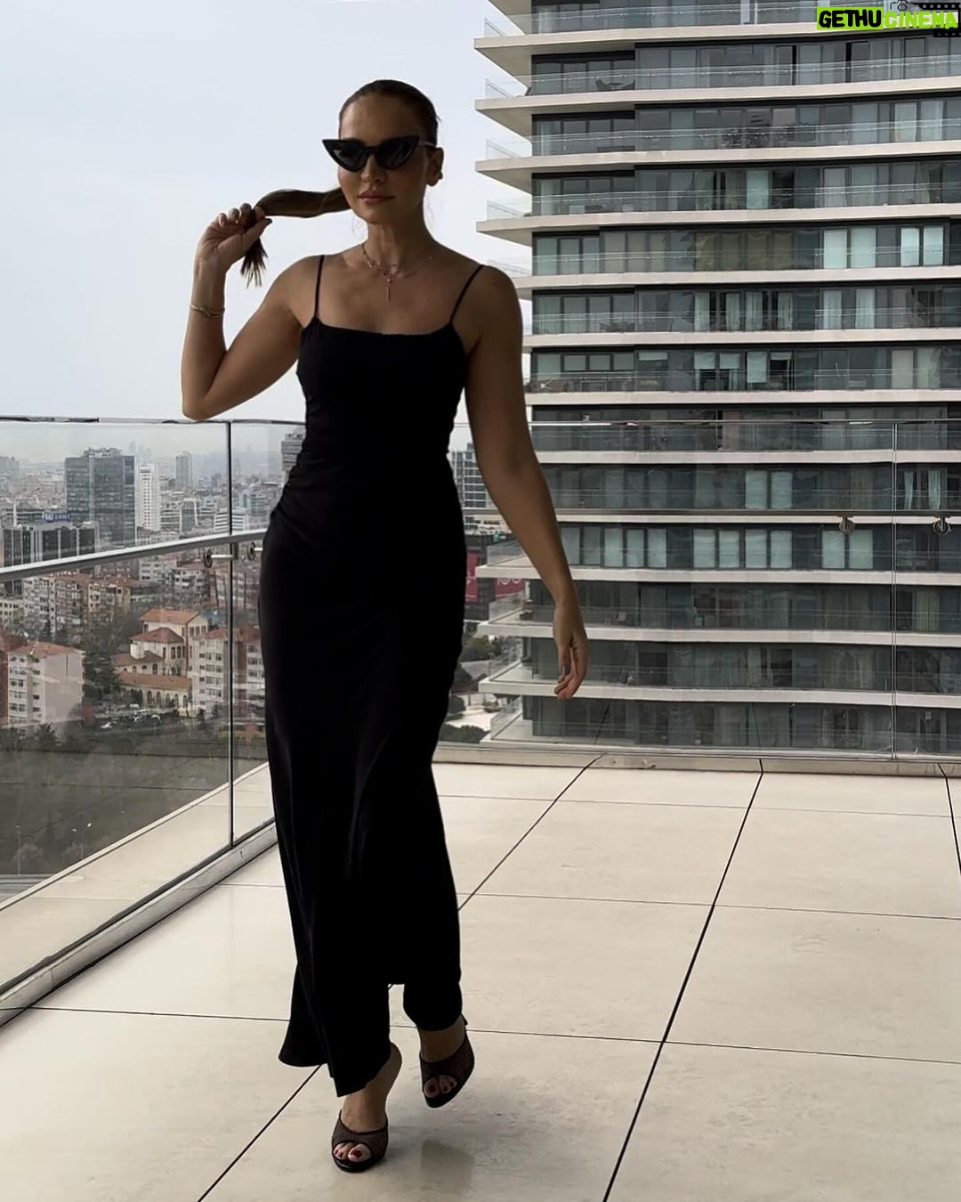 Ebru Akel Instagram - Bu günün hikayesi burada kalsin ..