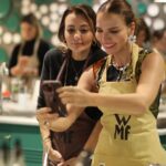 Ebru Akel Instagram - Mutfakta birileri var 👩‍🍳 Ne tatli bir gün gecirdik 😊 Sicacik , davetin sahipleri gibi ✨🤍 Canim @evkokusu her yaptigi güzel ve özel 🤍 Tesekkurler 🙏😉 #wmftürkiye #evkokusu #anlar 📸. #reklamdeğildir @bettymazalto_photography 🤍