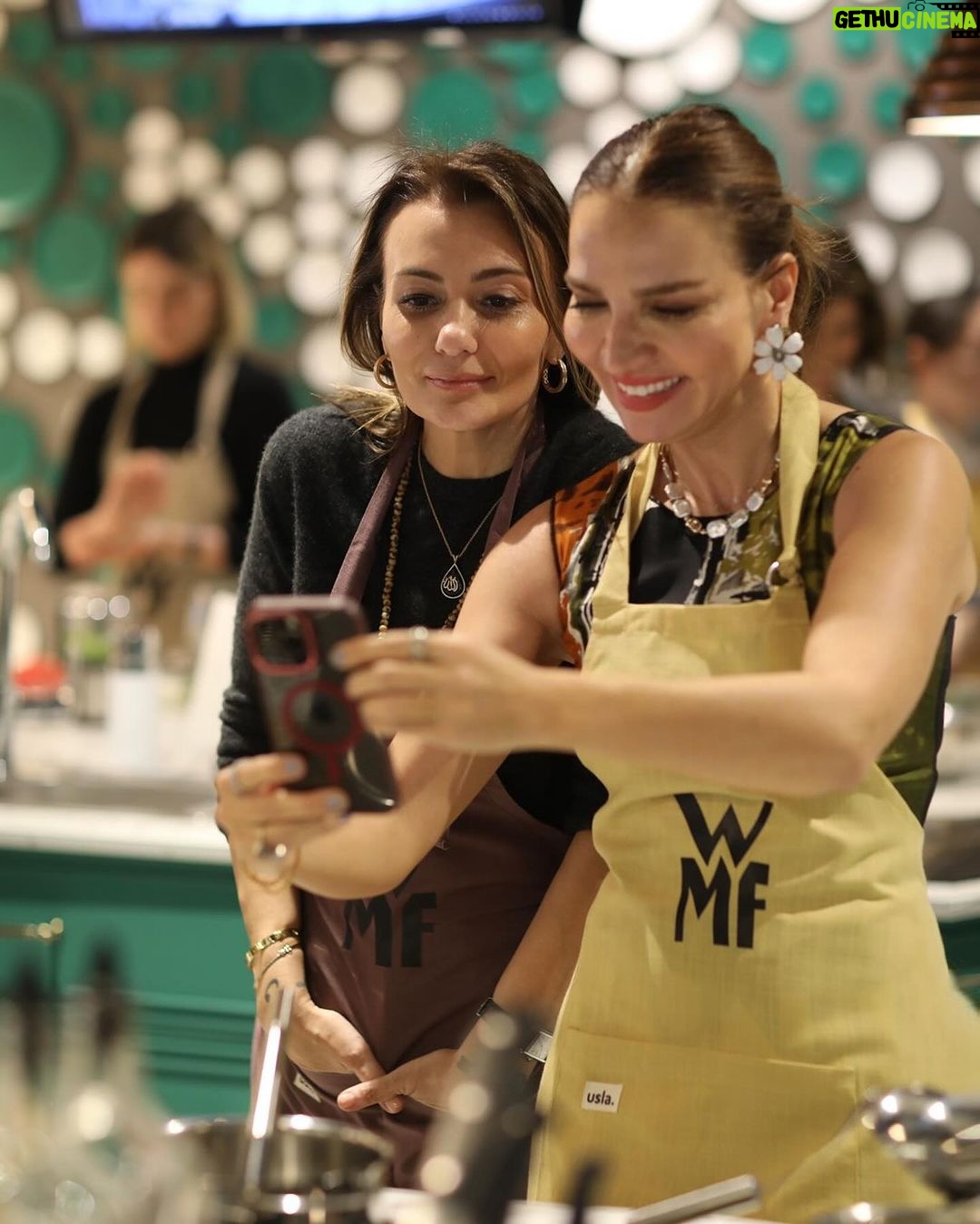 Ebru Akel Instagram - Mutfakta birileri var 👩🍳 Ne tatli bir gün gecirdik 😊 Sicacik , davetin sahipleri gibi ✨🤍 Canim @evkokusu her yaptigi güzel ve özel 🤍 Tesekkurler 🙏😉 #wmftürkiye #evkokusu #anlar 📸. #reklamdeğildir @bettymazalto_photography 🤍