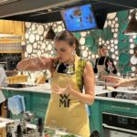 Ebru Akel Instagram - Mutfakta birileri var 👩‍🍳 Ne tatli bir gün gecirdik 😊 Sicacik , davetin sahipleri gibi ✨🤍 Canim @evkokusu her yaptigi güzel ve özel 🤍 Tesekkurler 🙏😉 #wmftürkiye #evkokusu #anlar 📸. #reklamdeğildir @bettymazalto_photography 🤍