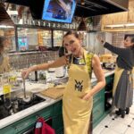 Ebru Akel Instagram - Mutfakta birileri var 👩‍🍳 Ne tatli bir gün gecirdik 😊 Sicacik , davetin sahipleri gibi ✨🤍 Canim @evkokusu her yaptigi güzel ve özel 🤍 Tesekkurler 🙏😉 #wmftürkiye #evkokusu #anlar 📸. #reklamdeğildir @bettymazalto_photography 🤍