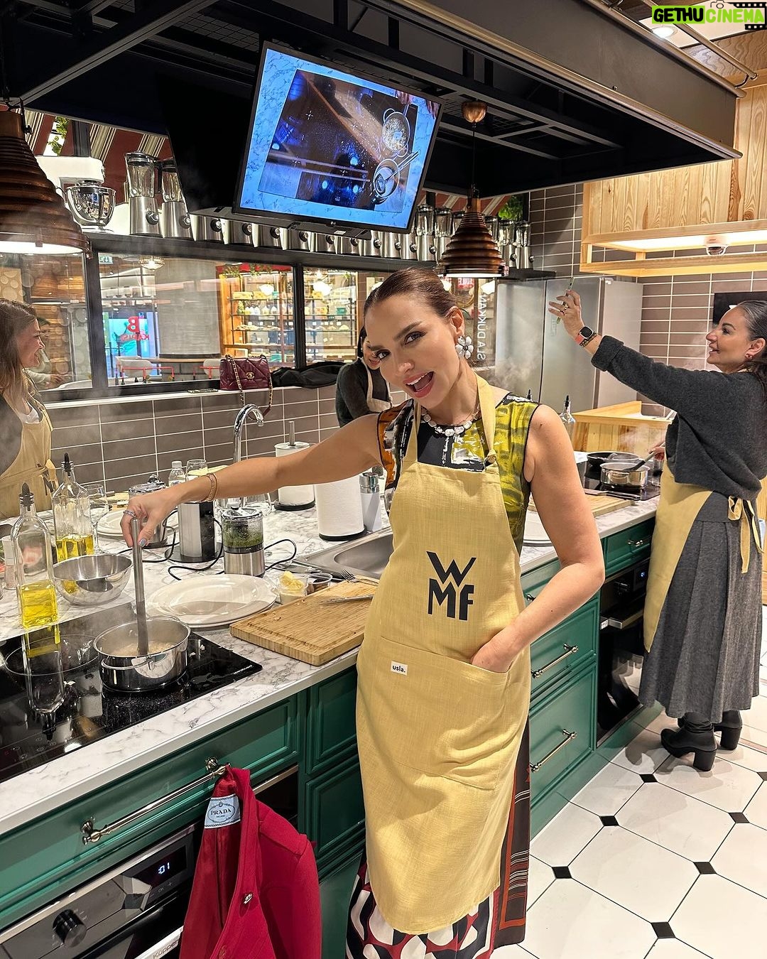 Ebru Akel Instagram - Mutfakta birileri var 👩🍳 Ne tatli bir gün gecirdik 😊 Sicacik , davetin sahipleri gibi ✨🤍 Canim @evkokusu her yaptigi güzel ve özel 🤍 Tesekkurler 🙏😉 #wmftürkiye #evkokusu #anlar 📸. #reklamdeğildir @bettymazalto_photography 🤍